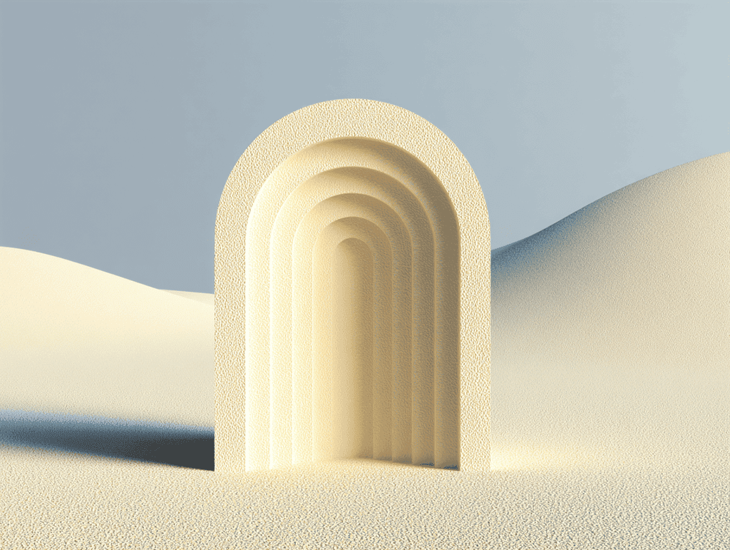 Arche texturée aux arcs concentriques crème posée sur un paysage de dunes sableuses sous un ciel bleu gris