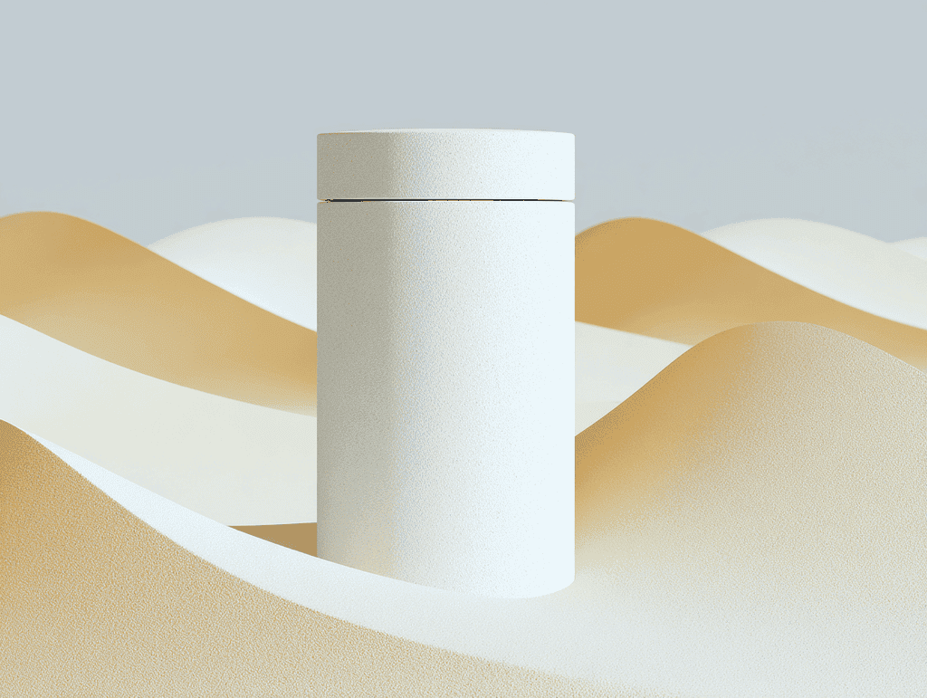 Cylindre blanc mat avec couvercle arrondi posé au centre de dunes géométriques beige et sable sur fond gris clair
