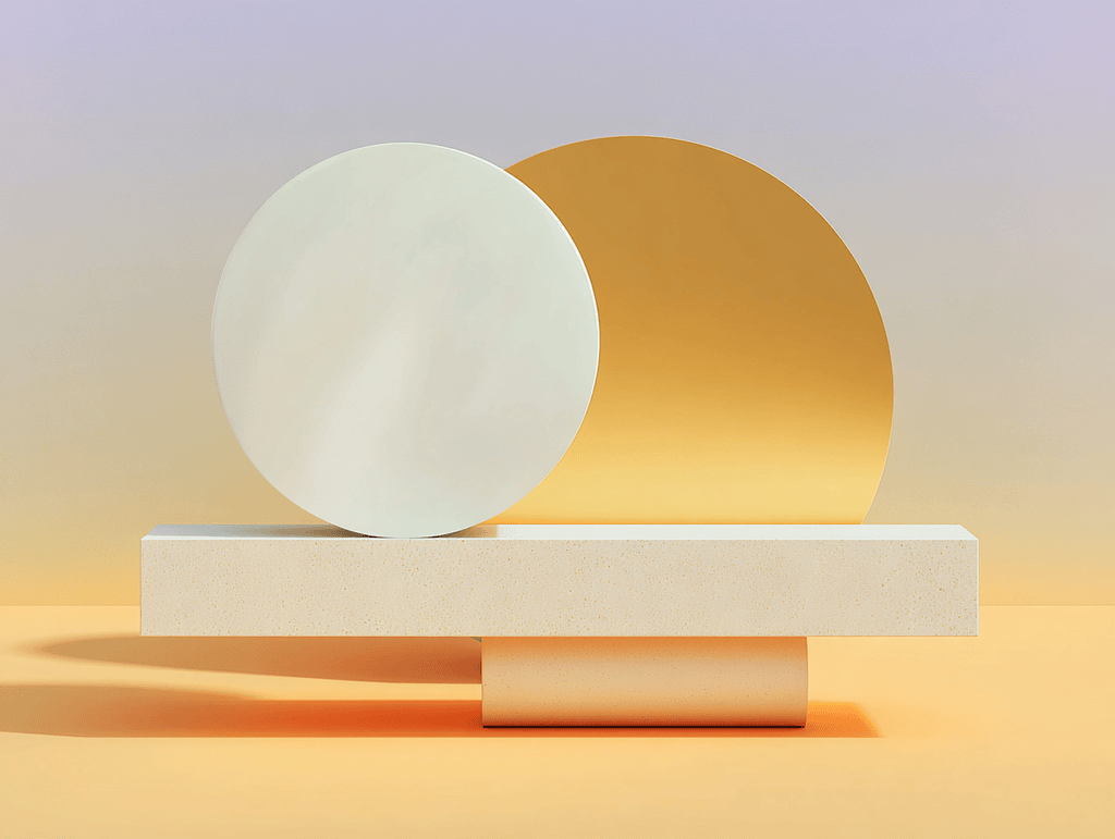 Deux disques circulaires superposés sur un socle rectangulaire en pierre claire, le blanc mat au premier plan devant un disque doré réfléchissant, fond beige crème